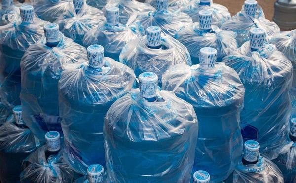 西安涟漪桶装水企业总部拥有多个生产基地,完善的配送网络,桶装水产品